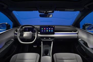 Gli interni della VW ID Polo sono pieni di pulsanti e manopole fisiche.