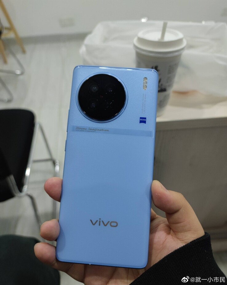 Vivo X90 hands-on (immagine via Weibo)