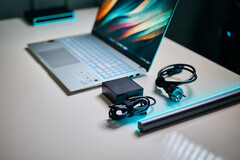 Il SoC Qualcomm Snapdragon X Elite dell'Asus Vivobook S15 non ha quasi bisogno di un adattatore di corrente per raggiungere le massime prestazioni. (Fonte: Alex Waetzel / Notebookcheck)