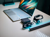 Il SoC Qualcomm Snapdragon X Elite dell'Asus Vivobook S15 non ha quasi bisogno di un adattatore di corrente per raggiungere le massime prestazioni. (Fonte: Alex Waetzel / Notebookcheck)