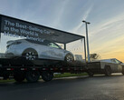 Cybertruck traina una Model Y (immagine: TeslaNewsWire/X)