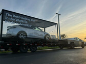 Cybertruck traina una Model Y (immagine: TeslaNewsWire/X)