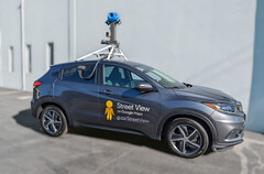 Un&#039;auto con telecamera di Google Street View (Fonte: Google)