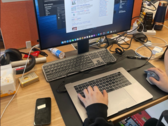 Un MacBook perfettamente funzionante con uno schermo esterno attaccato (immagine via DuanRui su Twitter)