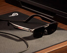 Il ROG Xreal R1 viene fornito con un dock e costa 849 dollari. Nella foto: Un'immagine promozionale che mostra gli occhiali su un tavolo.
