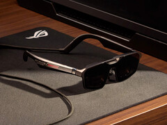 Il ROG Xreal R1 viene fornito con un dock e costa 849 dollari. Nella foto: Un'immagine promozionale che mostra gli occhiali su un tavolo.