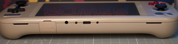 In basso: lettore di schede microSD (sotto il coperchio); porta per cuffie da 3,5 mm; USB C 4.0 (DisplayPort, Power Delivery)