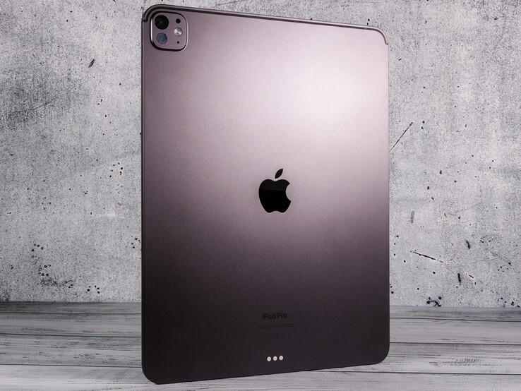 Vista posteriore dell'iPad Pro Apple con finitura space black, che mostra la sua fotocamera e il logo Apple (Fonte: Notebookcheck)