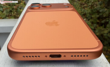 In basso: microfono, USB-C, volume