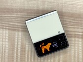 Il Galaxy Z Flip4 sembra dotato di una batteria più grande di 400 mAh rispetto allo Z Flip3. (Fonte: Jacob Krol/CNN)