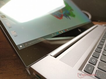 Vetro edge-to-edge con touchscreen. Sono disponibili anche opzioni opache