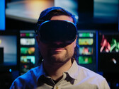 Gamer che indossa il visore VR Valve Steam Frame, come mostrato nell’immagine