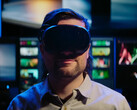 Gamer che indossa il visore VR Valve Steam Frame, come mostrato nell’immagine