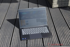 Lenovo ThinkBook 14x utilizzato all’aperto in condizioni di sole