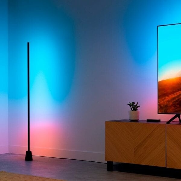 La lampada da pavimento a gradiente WiZ (venduta separatamente) funziona anche con la scatola di sincronizzazione HDMI. (Fonte immagine: WiZ)