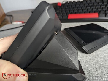 Colleghi il dock XLR alla porta USB-C, quindi stringa le viti