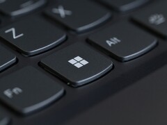 Primo piano del tasto Windows su una tastiera nera di un laptop