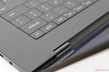 La rigidità della cerniera è discreta, con un po' di traballamento quando si regolano gli angoli