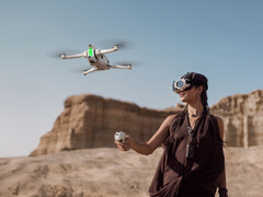 L&#039;Antigravity A1 in volo con il suo Grip Controller e gli occhiali Vision. (Fonte: Insta360)