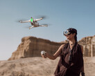 L'Antigravity A1 in volo con il suo Grip Controller e gli occhiali Vision. (Fonte: Insta360)