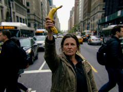 Donna con banana in mano 3 - Questa immagine li inganna tutti (Fonte: Nano Banana Pro - post-processo con CyberLink PhotoDirector)