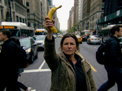 Donna con banana in mano 3 - Questa immagine li inganna tutti (Fonte: Nano Banana Pro - post-processo con CyberLink PhotoDirector)