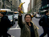 Donna con banana in mano 3 - Questa immagine li inganna tutti (Fonte: Nano Banana Pro - post-processo con CyberLink PhotoDirector)