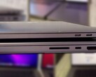 Il 2021 MacBook Pro 16 pesa da 2,1 kg (4,7 libbre) ed è alto 1,68 cm (0,66 pollici). (Fonte immagine: SANG SÁNG SUỐT - modificato)