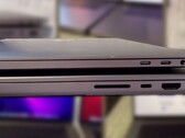 Il 2021 MacBook Pro 16 pesa da 2,1 kg (4,7 libbre) ed è alto 1,68 cm (0,66 pollici). (Fonte immagine: SANG SÁNG SUỐT - modificato)