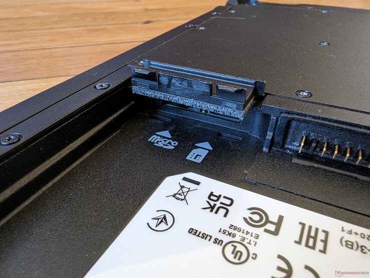 Per accedere agli slot MicroSD e nano-SIM è necessario rimuovere la batteria