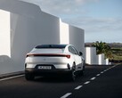Una foto della Polestar 4 Coupé vista da dietro