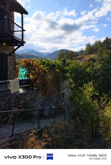 Vivo X300 Pro 24 mm Illuminazione Raw.