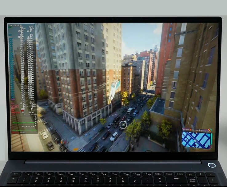 Computer portatile AIM MAX+ che esegue Spider-Man 2 su Bazzite con statistiche dettagliate sulle prestazioni del sistema, tra cui l'utilizzo di CPU, GPU e RAM, visualizzate sullo schermo. (Fonte immagine: ETA PRIME)