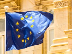 Bandiera dell’UE sventolante davanti a un edificio storico