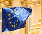 Bandiera dell’UE sventolante davanti a un edificio storico