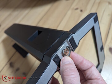 Fissa il tutto con la vite a testa zigrinata integrata