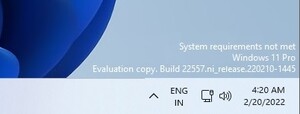 filigrana "Requisito di sistema non soddisfatto" in Windows 11 Build 22557. (Fonte dell'immagine: Windows Latest)