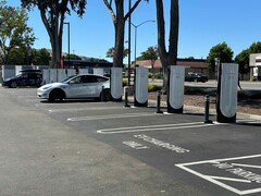 Immagine di una stazione Tesla Supercharger. il 60% di tutte le stazioni ispezionate erano di Tesla (Fonte: Tesla Charging via X)