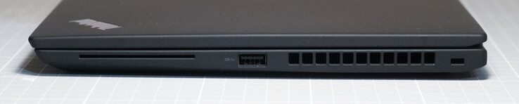 Lato destro: Lettore di smartcard; USB Tipo-A 3.2 Gen 1; slot per il lucchetto Kensington
