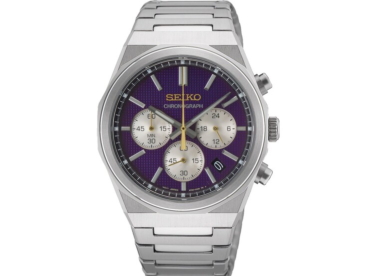 Vista frontale dell’orologio cronografo Seiko HGK003, realizzato in occasione del 145° anniversario, che mette in risalto il quadrante viola con finitura testurizzata, i quadranti secondari argentati a contrasto, il logo dorato e la lancetta dei secondi, nonché la cassa e il bracciale in acciaio inossidabile spazzolato, il tutto su uno sfondo bianco uniforme.