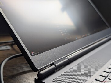 Nessuna opzione di vetro edge-to-edge, OLED o touchscreen. G-Sync di serie