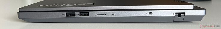 A destra: 2x USB-A 3.2 Gen 1 (5 Gbit/s), lettore di schede microSD, webcam eShutter, Gigabit Ethernet