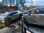 Gli avvistamenti del Tesla Cybertruck diventano sempre più frequenti con l'avvicinarsi della data di uscita, ma questo offre uno sguardo sorprendentemente buono all'interno. (Fonte: u/ThrowAwayBarista69 su Reddit)