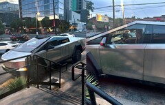 Gli avvistamenti del Tesla Cybertruck diventano sempre più frequenti con l'avvicinarsi della data di uscita, ma questo offre uno sguardo sorprendentemente buono all'interno. (Fonte: u/ThrowAwayBarista69 su Reddit)