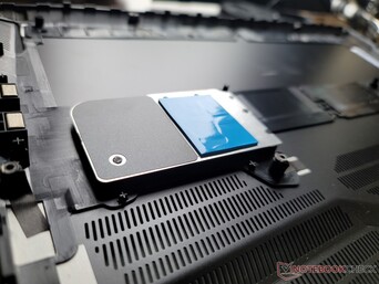 Un diffusore di calore per le due unità SSD è fissato sul lato inferiore del coperchio inferiore