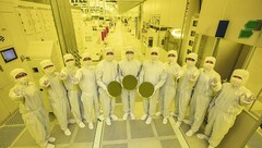 I dirigenti di Samsung Foundry and Electronics mostrano i primi wafer da 3 nm. (Fonte: Samsung)