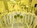 I dirigenti di Samsung Foundry and Electronics mostrano i primi wafer da 3 nm. (Fonte: Samsung)