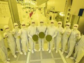 I dirigenti di Samsung Foundry and Electronics mostrano i primi wafer da 3 nm. (Fonte: Samsung)