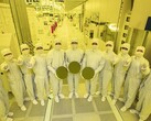 I dirigenti di Samsung Foundry and Electronics mostrano i primi wafer da 3 nm. (Fonte: Samsung)