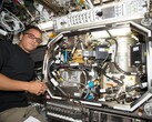 L'astronauta della NASA Joe Acaba installa l'hardware per testare il controllo della pressione nei serbatoi di carburante criogenico (Fonte: NASA; ritagliato)